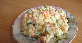 Салат с куриной грудкой и огурцами – закуска, которой не стыдно угостить